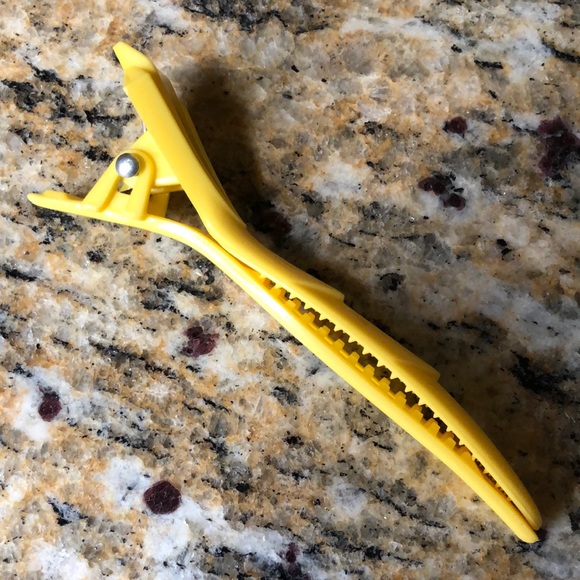 2. authentic Y2K yellow and white plastic hair  clips - Picture 4 of 13